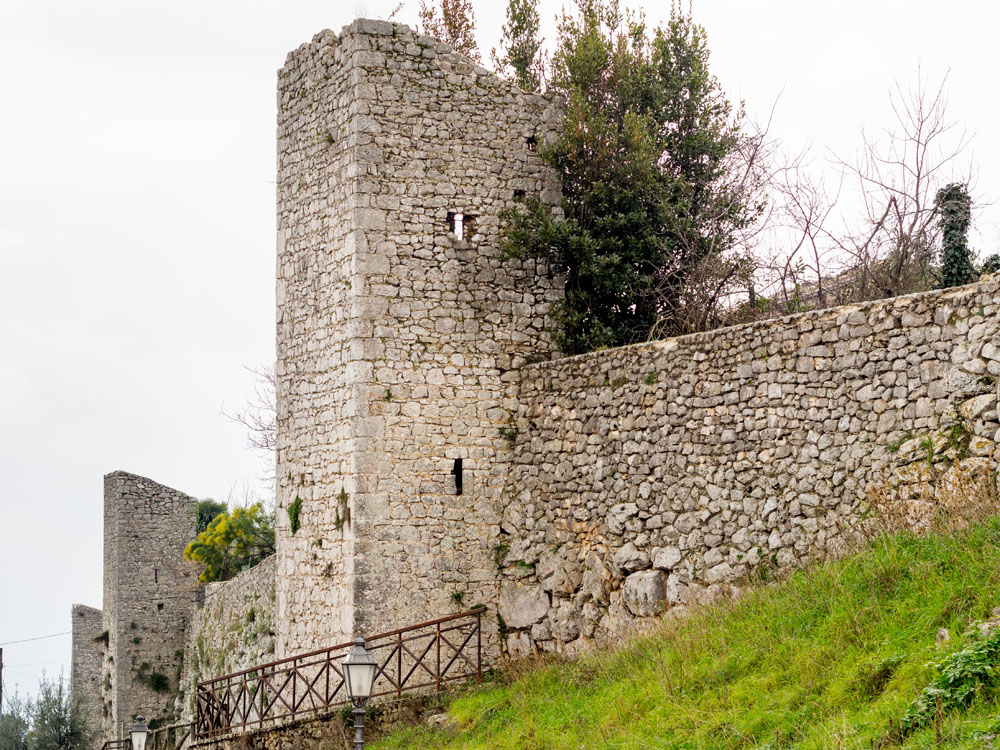 Veroli Le mura turrite del borgo San Leucio ©Natalino Russo