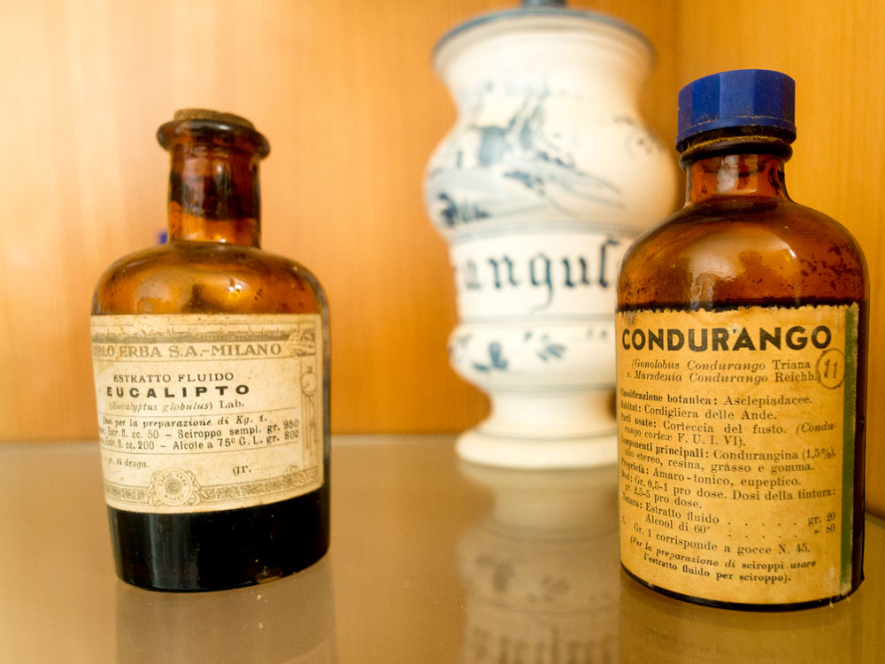 Veroli Museo delle erbe. Flaconcini di estratti vegetali ©Natalino Russo