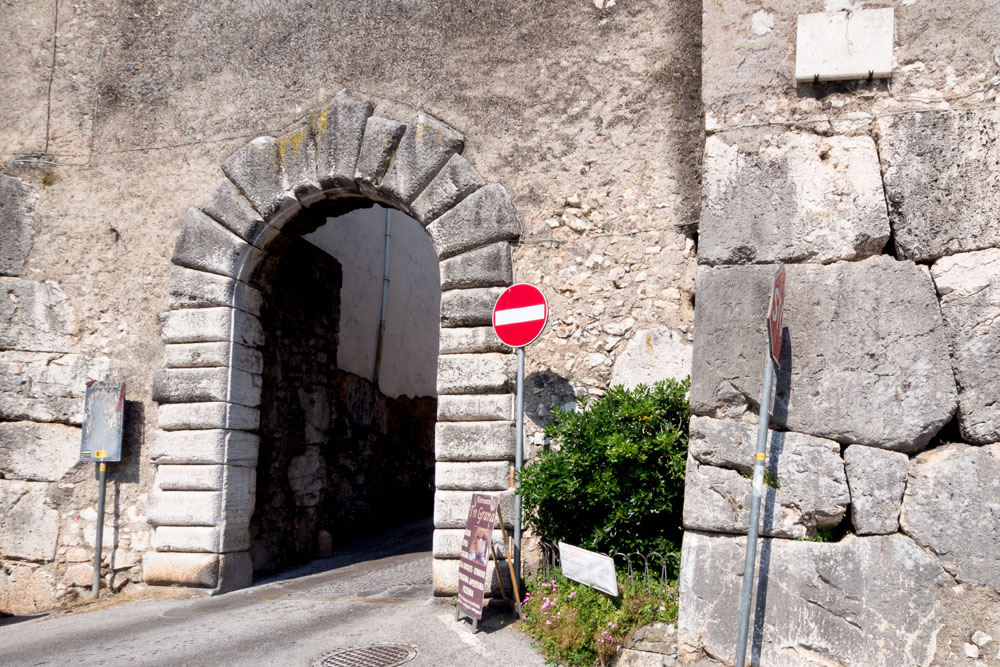 Alatri Le mura poligonali con la porta San Francesco ©Natalino Russo