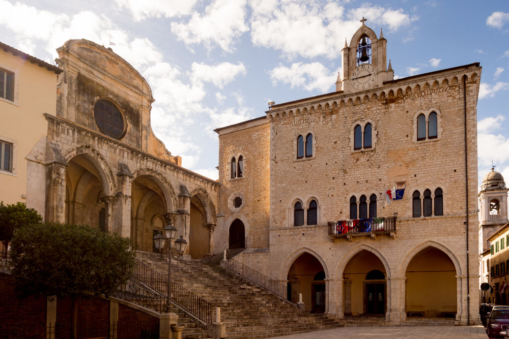 Priverno La facciata di Santa Maria Annunziata e il palazzo comunale ©Natalino Russo