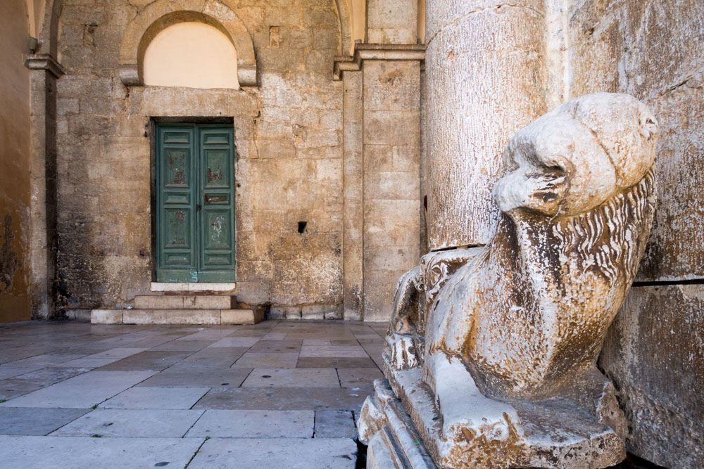 Priverno Leoni stilofori sulla facciata del Duomo di Santa Maria Annunziata ©Natalino Russo