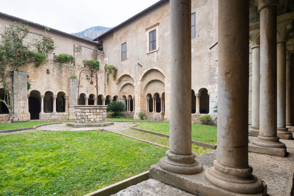 Sermoneta Chiostro dell'Abbazia di Valvisciolo ©Natalino Russo