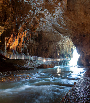 Pastena Grotte di Pastena. L'androne d'ingresso ©Gianni Carnevale