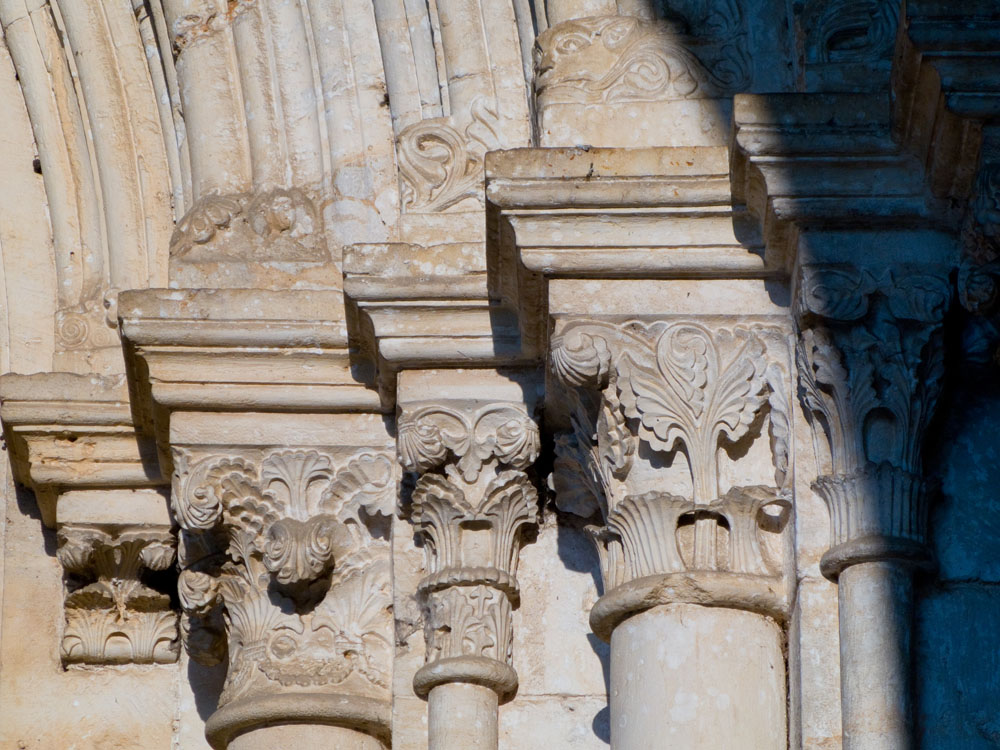 Abbazia di Casamari Capitelli del portale della chiesa ©Natalino Russo