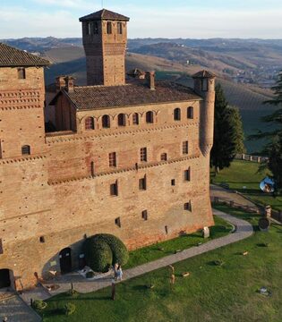 Castello di Grinzane Cavour © A. Rossi, Camaleo S.r.l (Rm) - si ringrazia: l'Associazione per il Patrimonio dei Paesaggi Vitivinicoli di Langhe Roero e Monferrato