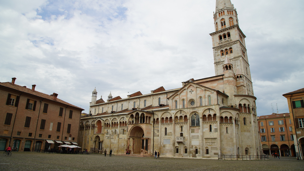 Esterno del duomo © A. Rossi, Camaleo S.r.l (Rm). In collaborazione con: Comune di Modena, Capitolo della Basilica metropolitana di Modena, Arcidiocesi di Modena- Nonantola- Ufficio beni culturali ecclesiastici