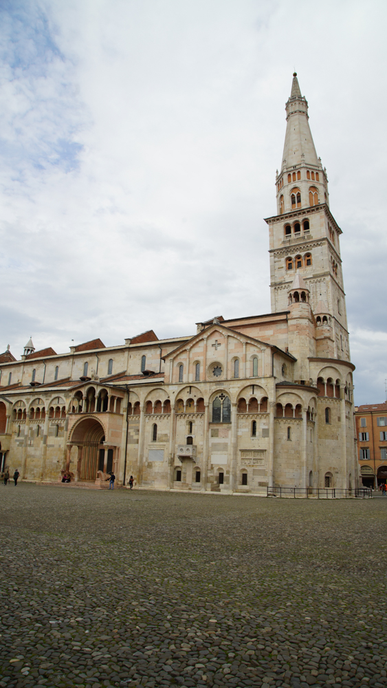 Esterno del duomo © A. Rossi, Camaleo S.r.l (Rm). In collaborazione con: Comune di Modena, Capitolo della Basilica metropolitana di Modena, Arcidiocesi di Modena- Nonantola- Ufficio beni culturali ecclesiastici