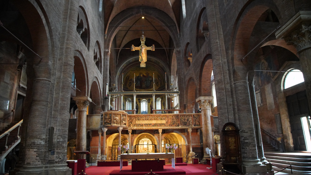 Interno del duomo © A. Rossi, Camaleo S.r.l (Rm). In collaborazione con: Comune di Modena, Capitolo della Basilica metropolitana di Modena, Arcidiocesi di Modena- Nonantola- Ufficio beni culturali ecclesiastici