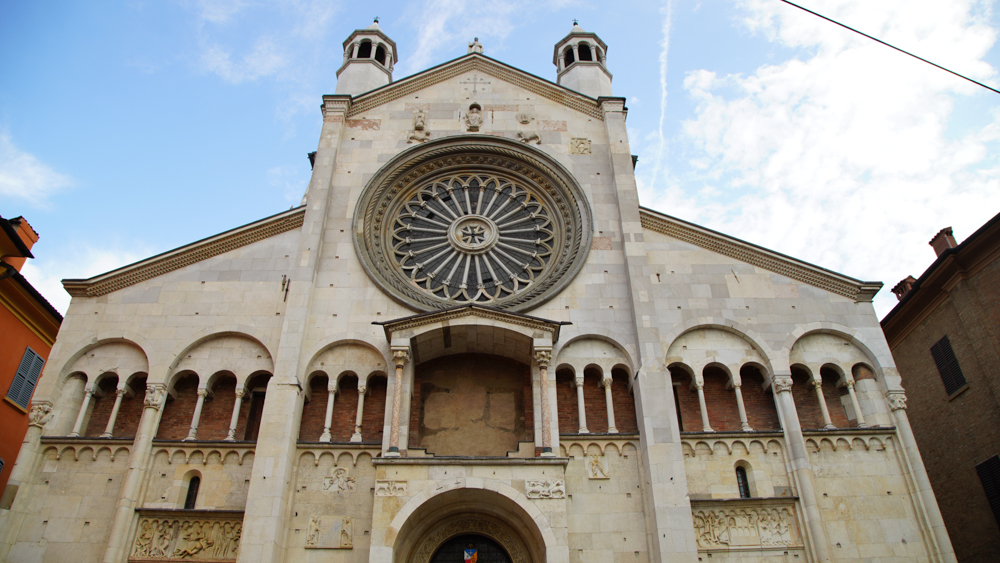 Facciata del duomo © A. Rossi, Camaleo S.r.l (Rm). In collaborazione con: Comune di Modena, Capitolo della Basilica metropolitana di Modena, Arcidiocesi di Modena- Nonantola- Ufficio beni culturali ecclesiastici