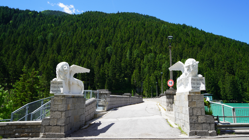 Dolomiti, Auronzo di Cadore: I guardiani della diga di Santa Caterina © A. Rossi, Camaleo S.r.l. (Rm) In collaborazione con Fondazione Dolomiti UNESCO e Consorzio DMO Dolomiti u2013 Provincia di Belluno