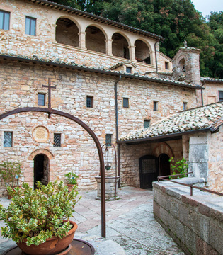 Eremo delle Carceri © A. Rossi, Camaleo S.r.l. (Rm) in collaborazione con il Comune di Assisi u2013 Ufficio Turismo e su gentile concessione della Provincia Serafica di San Francesco dei Frati Minori dellu2019Umbria (Italia)
