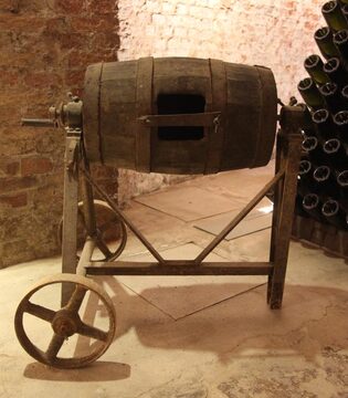 Cantine Bosca © A. Rossi, Camaleo S.r.l (Rm) - si ringraziano: l'Associazione per il Patrimonio dei Paesaggi Vitivinicoli di Langhe Roero e Monferrato e le Cantine Bosca