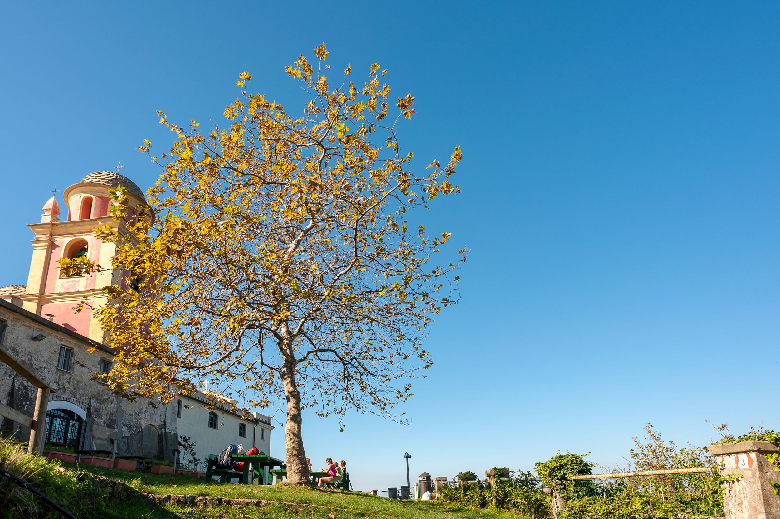 Riomaggiore. Sosta davanti al Santuario di Nostra Signora di Montenero © N. Russo