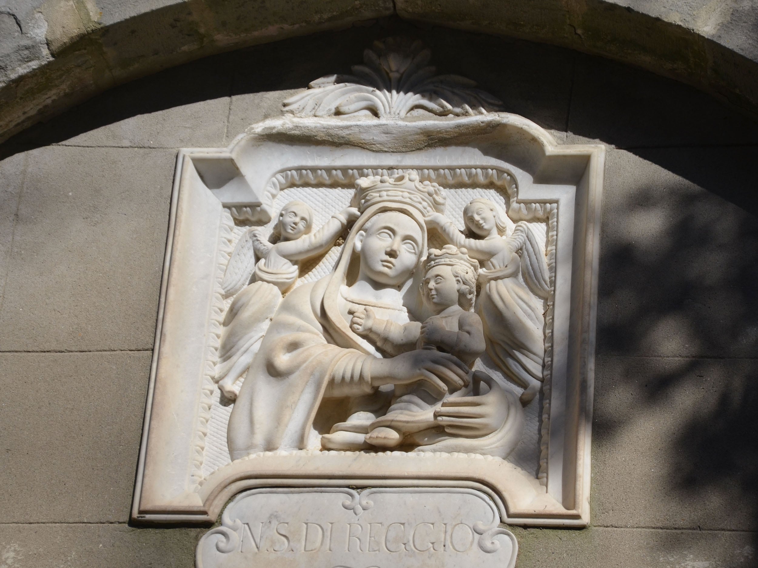 Vernazza. Santuario di Nostra Signora di Reggio, altorilievo © E. Del Becaro