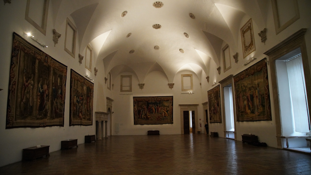 Palazzo Ducale, interno © A.Rossi, Camaleo S.r.l.(Rm) in collaborazione con il Comune di Urbino; su concessione dell'Ufficio Arte Sacra e Beni Culturali della Diocesi e del MiC Galleria Nazionale delle Marche