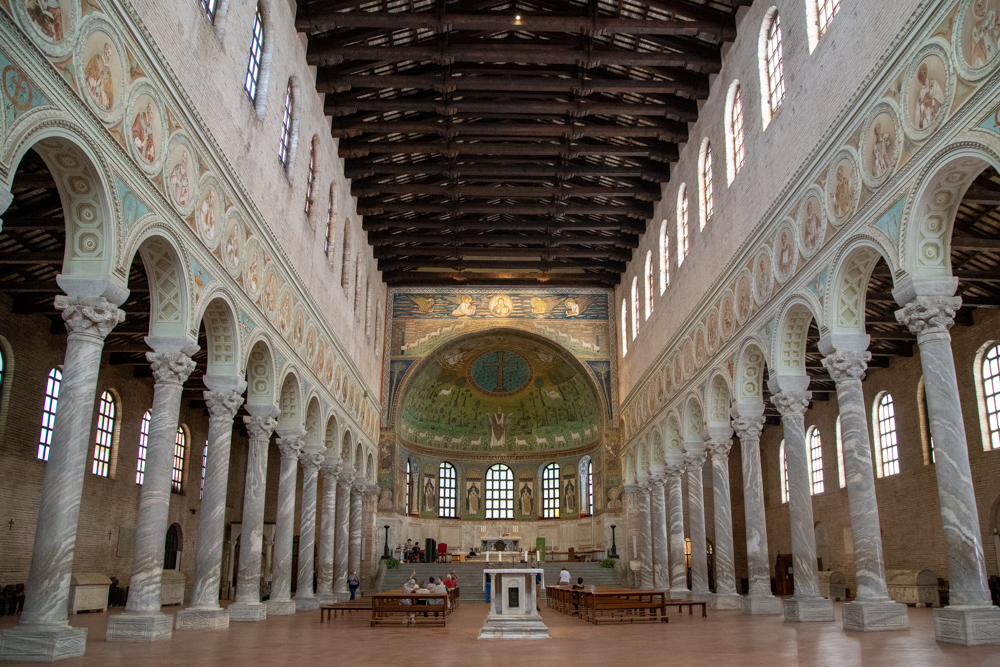 Sant'Apollinare Nuovo, interno © A.Rossi, Camaleo S.r.l su concessione dell'Opera di Religione della Diocesi di Ravenna; riproduzione vietata. Si ringrazia: Servizio Turismo del Comune di Ravenna