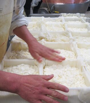 Stracchino all'antica delle valli orobiche © Archivio Slow Food