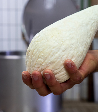 Ricotta salata della Valnerina © Marco Crupi/Tommaso Ragonese Slow-Sicily.com