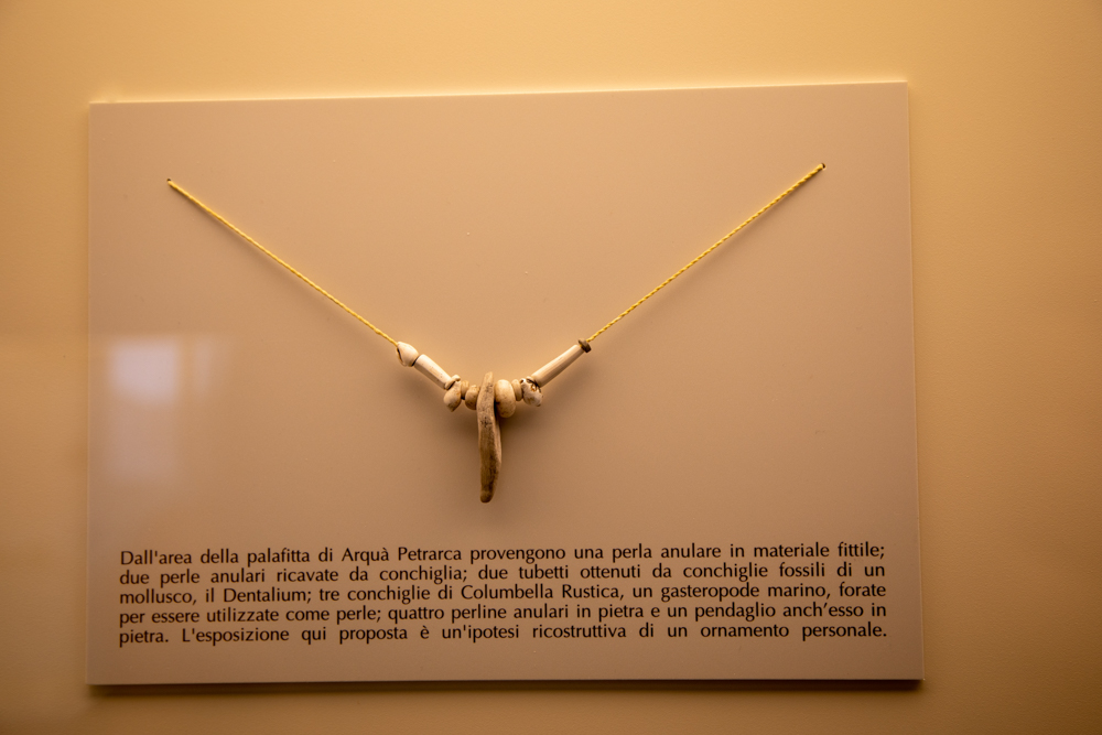 Museo Nazionale Atestino di Este (Pd) - La Palafitta di Arquà Petrarca: Ipotesi ricostruttiva di ornamento personale © A. Rossi, Camaleo S.r.l. (Rm) Su concessione del Ministero della Cultura e del Museo Nazionale Atestino di Este (Pd)- Direzione Regionale Musei Veneto; riproduzione vietata