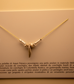Museo Nazionale Atestino di Este (Pd) - La Palafitta di Arquà Petrarca: Ipotesi ricostruttiva di ornamento personale © A. Rossi, Camaleo S.r.l. (Rm) Su concessione del Ministero della Cultura e del Museo Nazionale Atestino di Este (Pd)- Direzione Regionale Musei Veneto; riproduzione vietata