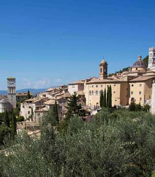 Panorama della città di Assisi © A. Cambone, R. Isotti - Homo Ambiens / Touring Club Italiano