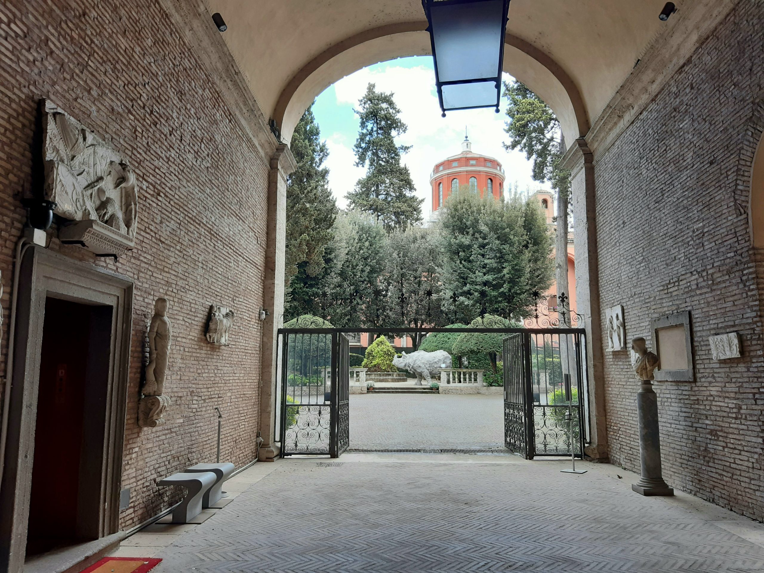 Galleria, veduta Rinoceronte (Davide Rivalta) © Viviana Bello