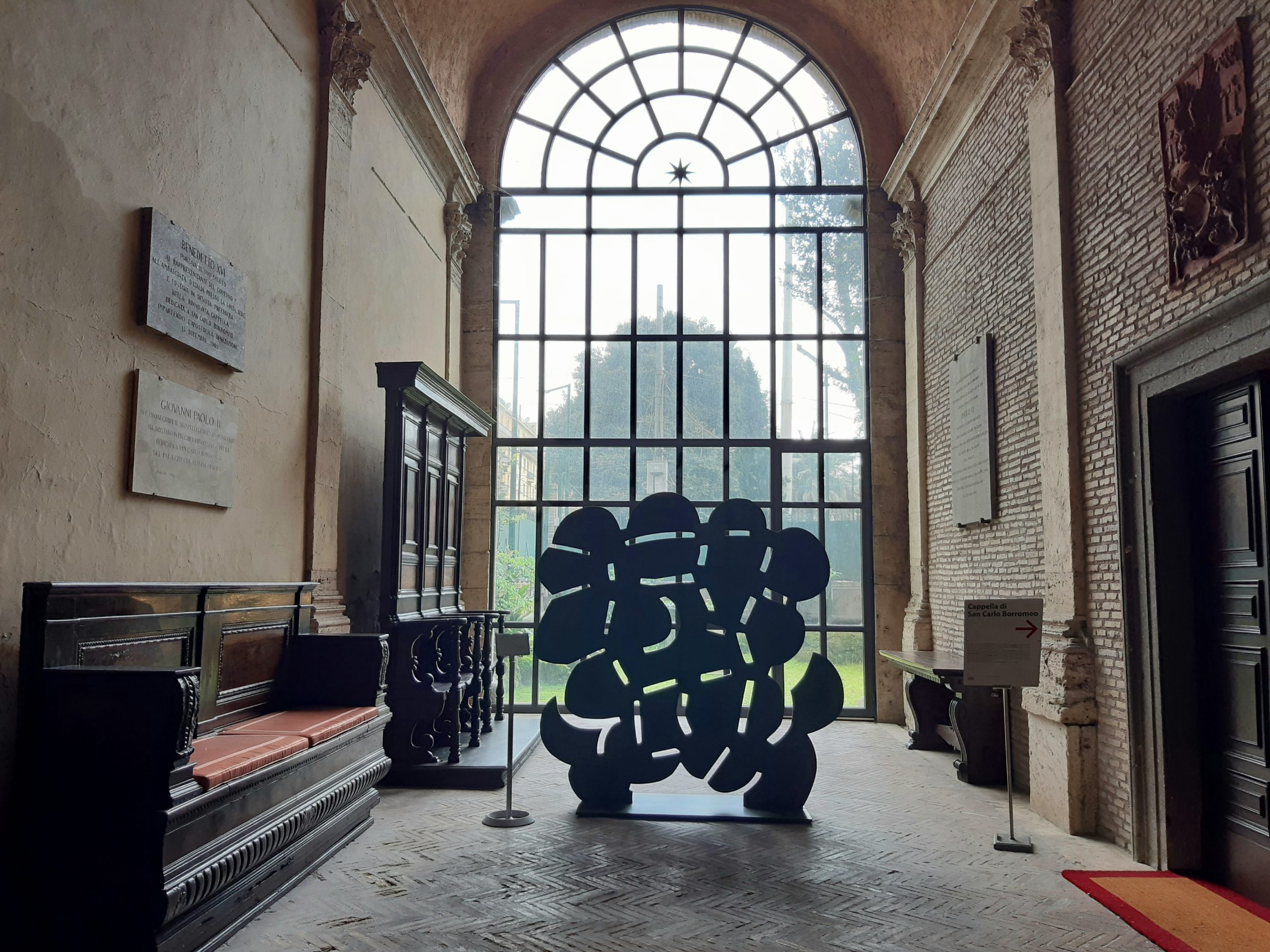 Cortile esagonale, Colonna del viaggiatore 1965/66 (Arnaldo Pomodoro) © Viviana Bello