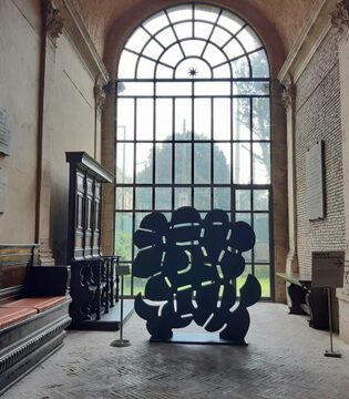 Cortile esagonale, Colonna del viaggiatore 1965/66 (Arnaldo Pomodoro) © Viviana Bello