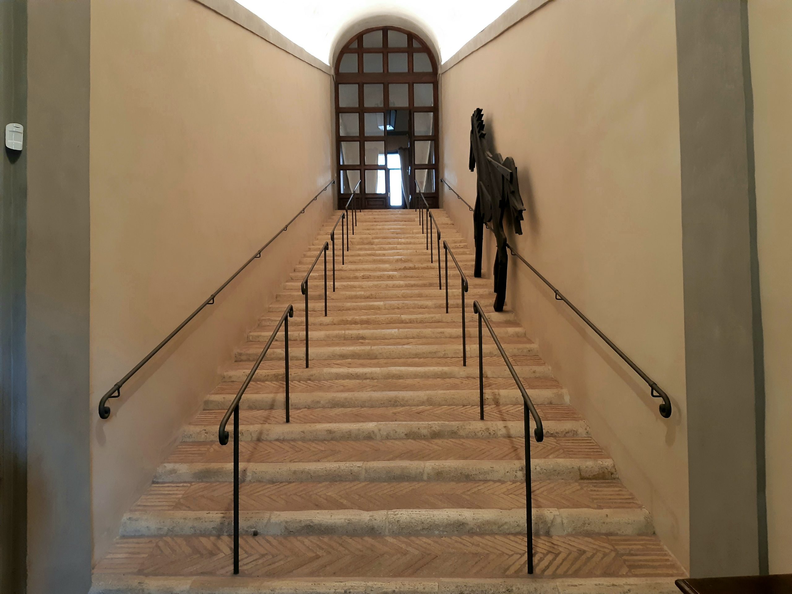 Scalone monumentale, veduta Cavalli (Mario Ceroli) © Viviana Bello