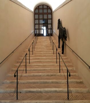 Scalone monumentale, veduta Cavalli (Mario Ceroli) © Viviana Bello