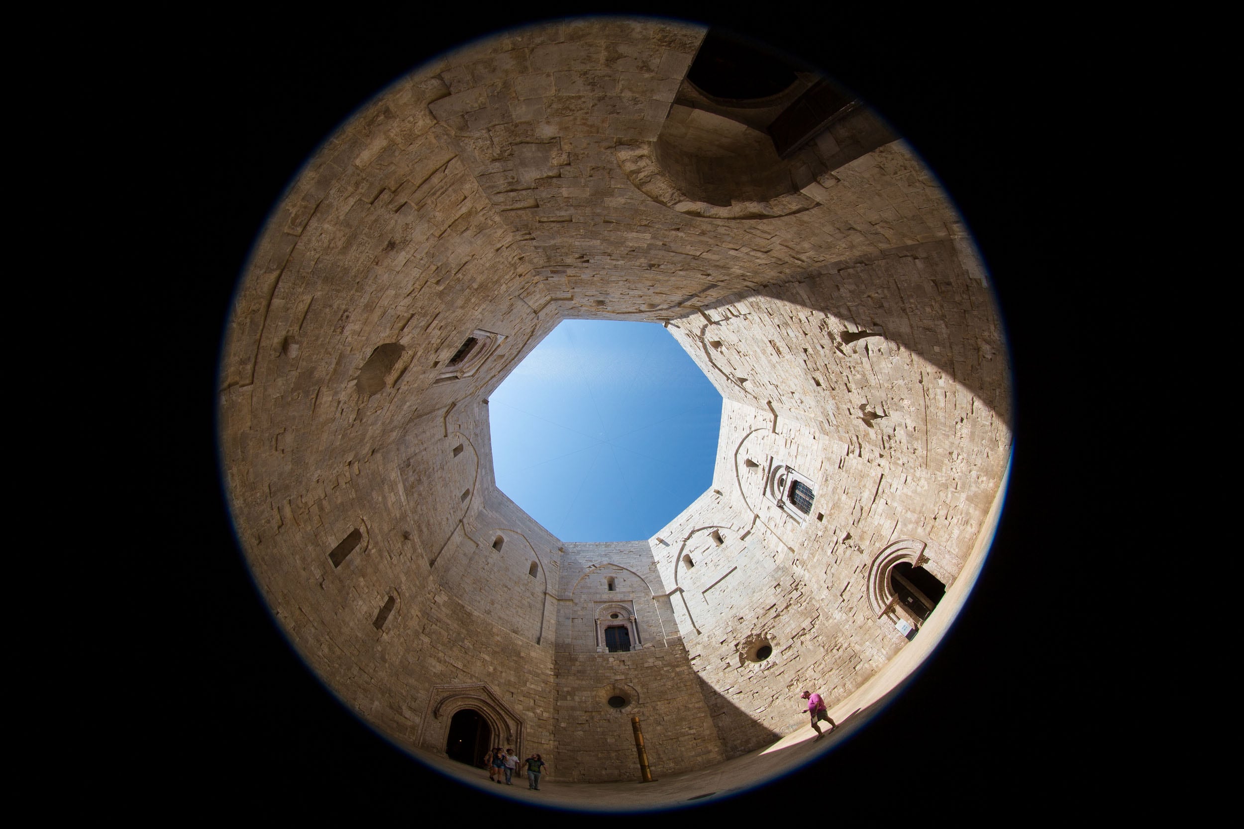 Vista a 360° del cortile - Castel del Monte © A.Cambone, R.Isotti u2013 Homo ambiens/Touring Club Italiano