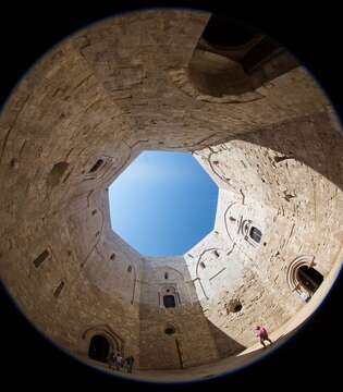 Vista a 360° del cortile - Castel del Monte © A.Cambone, R.Isotti u2013 Homo ambiens/Touring Club Italiano