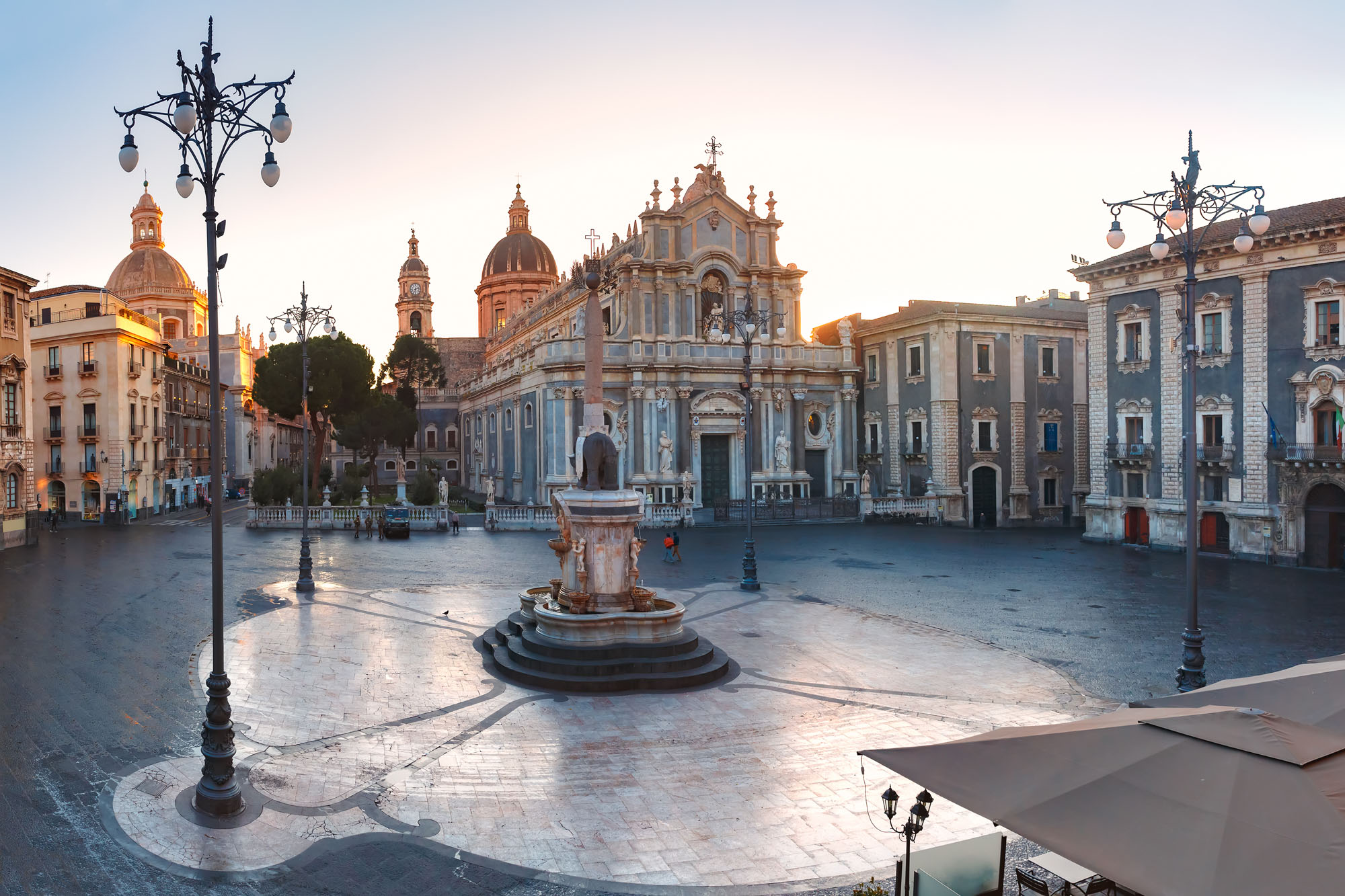Catania Piazza Duomo, con al centro la fontana dell’Elefante © Concorso TCI/Francesco del Plavignano