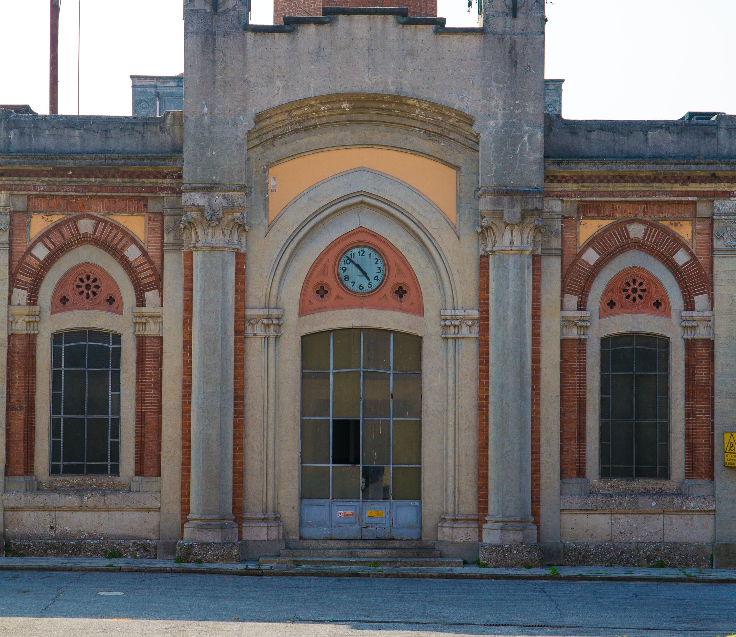 L'orologio all'ingresso della fabbrica © A.Cambone, R.Isotti u2013 Homo ambiens/Touring Club Italiano