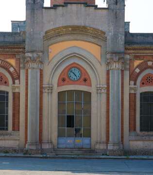 L'orologio all'ingresso della fabbrica © A.Cambone, R.Isotti u2013 Homo ambiens/Touring Club Italiano
