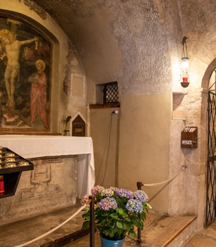 Eremo delle Carceri, interno © A. Rossi, Camaleo S.r.l. (Rm) in collaborazione con il Comune di Assisi u2013 Ufficio Turismo e su gentile concessione della Provincia Serafica di San Francesco dei Frati Minori dellu2019Umbria (Italia)
