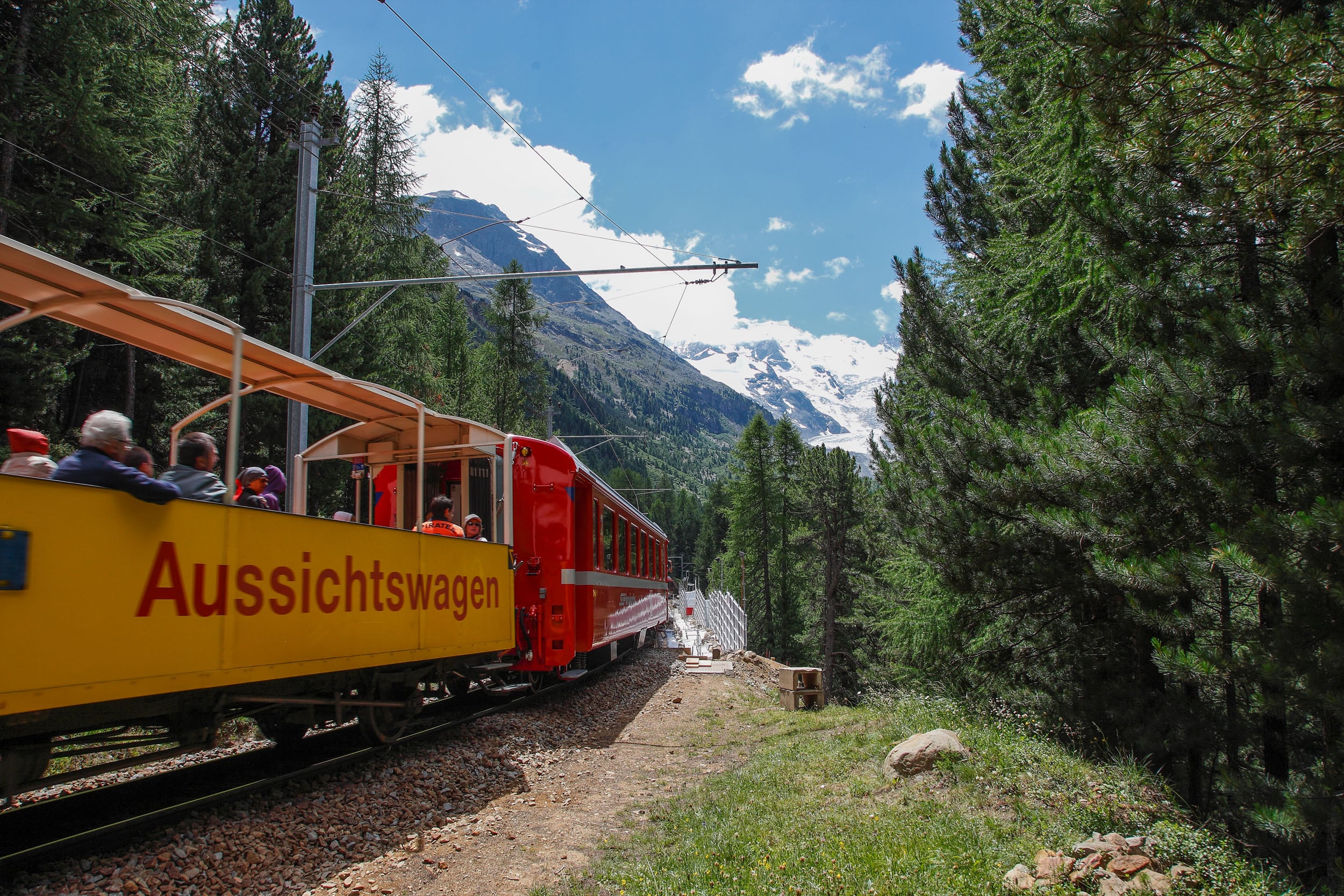 Un tratto del percorso del trenino rosso © A. Cambone, R. Isotti - Homo Ambiens / Touring Club Italiano