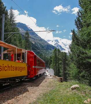 Un tratto del percorso del trenino rosso © A. Cambone, R. Isotti - Homo Ambiens / Touring Club Italiano