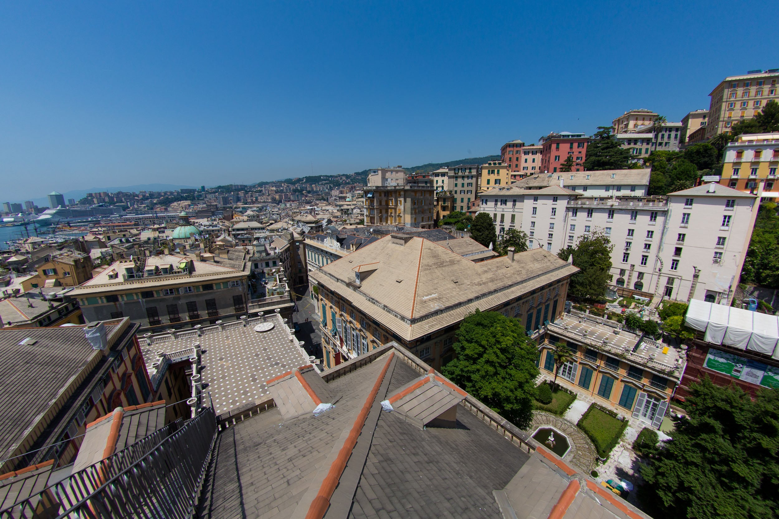 Panorama di Genova © A. Cambone, R. Isotti - Homo Ambiens / Touring Club Italiano