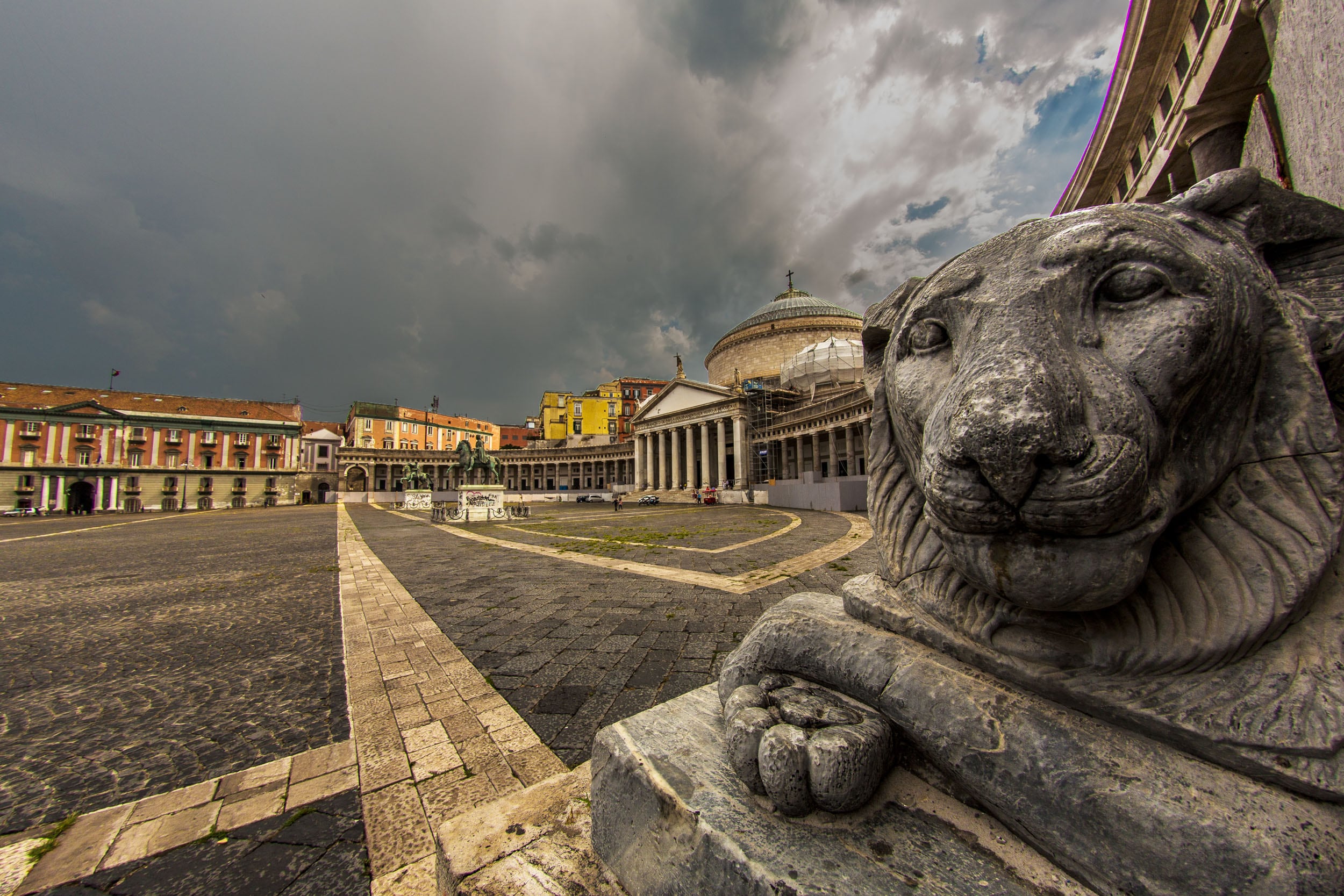 Napoli Piazza del Plebiscito © A.Cambone, R.Isotti - Homo ambiens/Touring Club Italiano