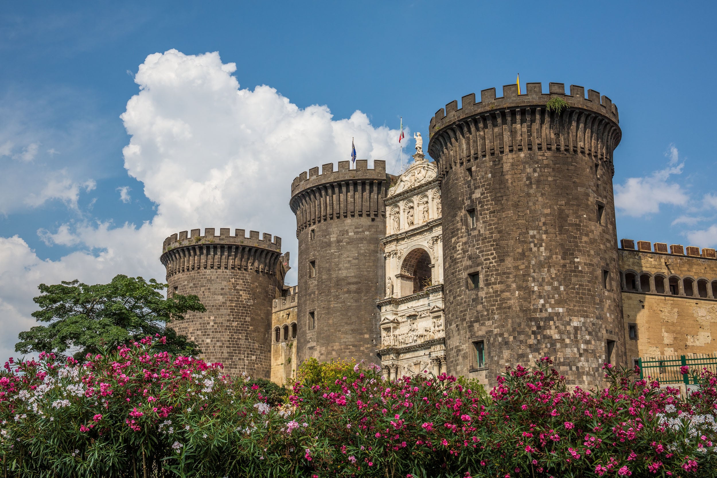 Napoli Vista frontale di Castel Nuovo © A.Cambone, R.Isotti - Homo ambiens/Touring Club Italiano