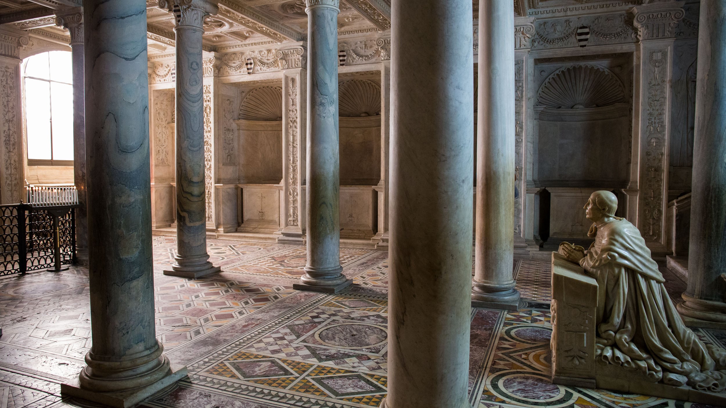 Napoli Scultura del Cardinal Caraffa, Duomo di Napoli © A.Cambone, R.Isotti - Homo ambiens/Touring Club Italiano