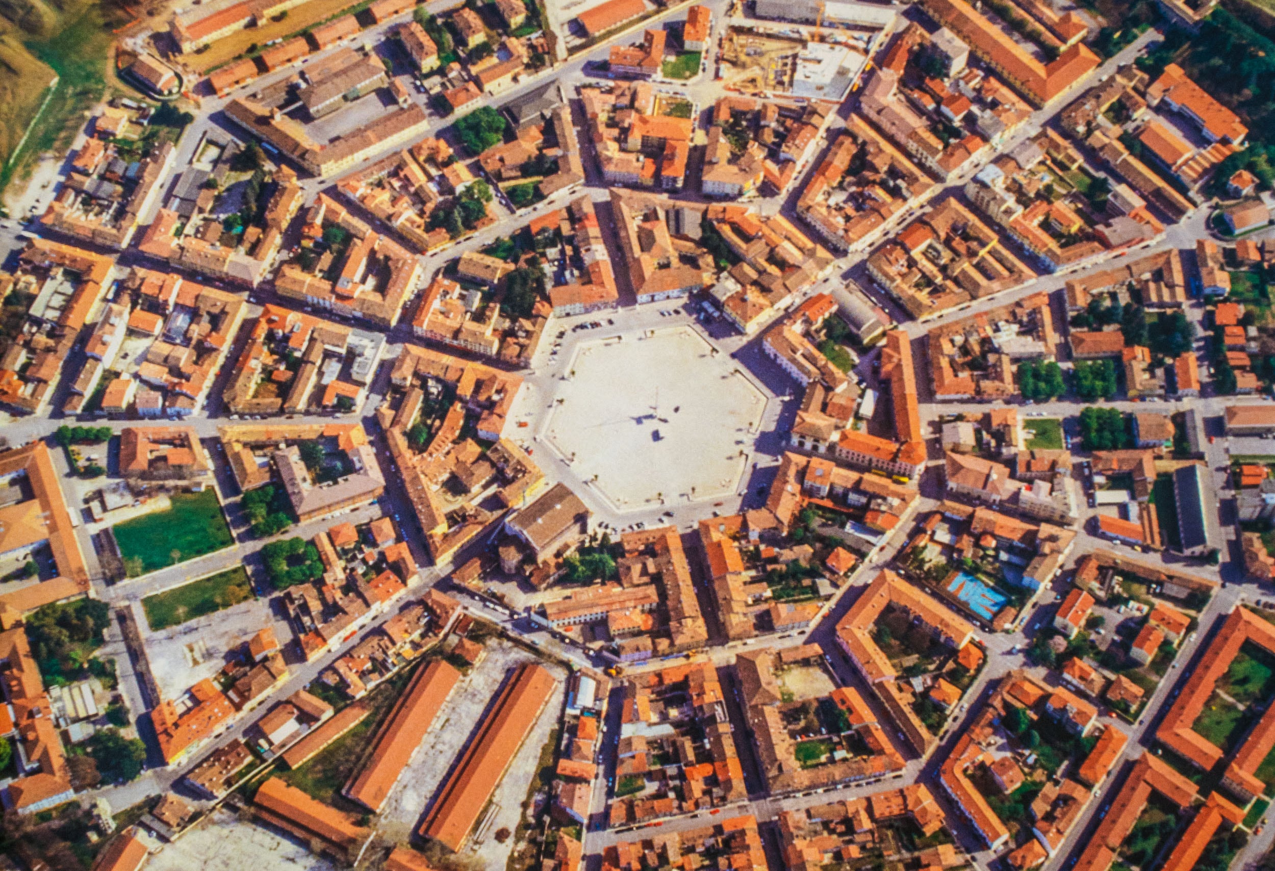 Veduta aerea di Palmanova, citta fortezza dalla pianta a stella con 9 punte © A. Cambone, R. Isotti - Homo Ambiens / Touring Club Italiano