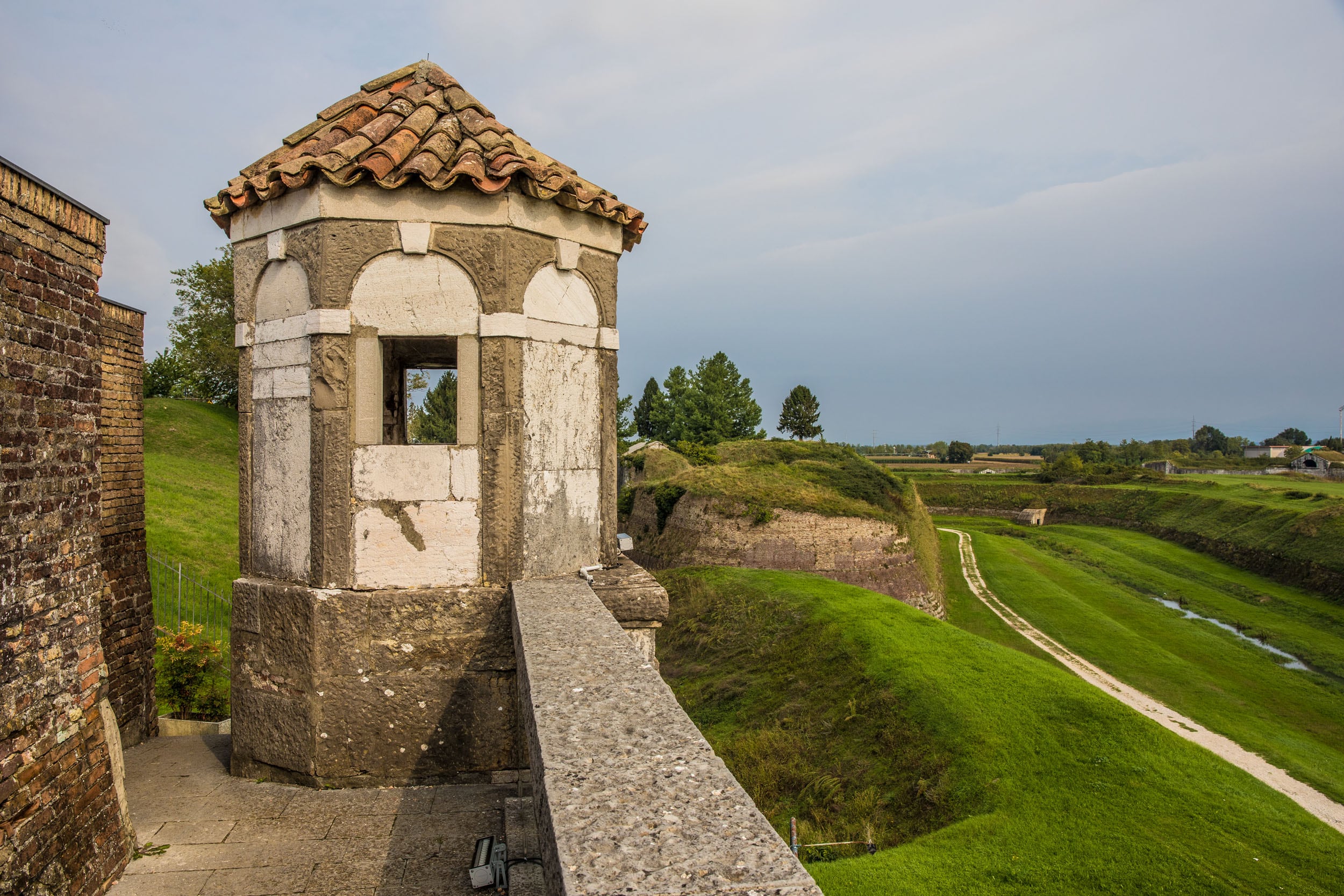 Una delle strutture fortificate che sorgono lungo il percorso di Palmanova © A. Cambone, R. Isotti - Homo Ambiens / Touring Club Italiano