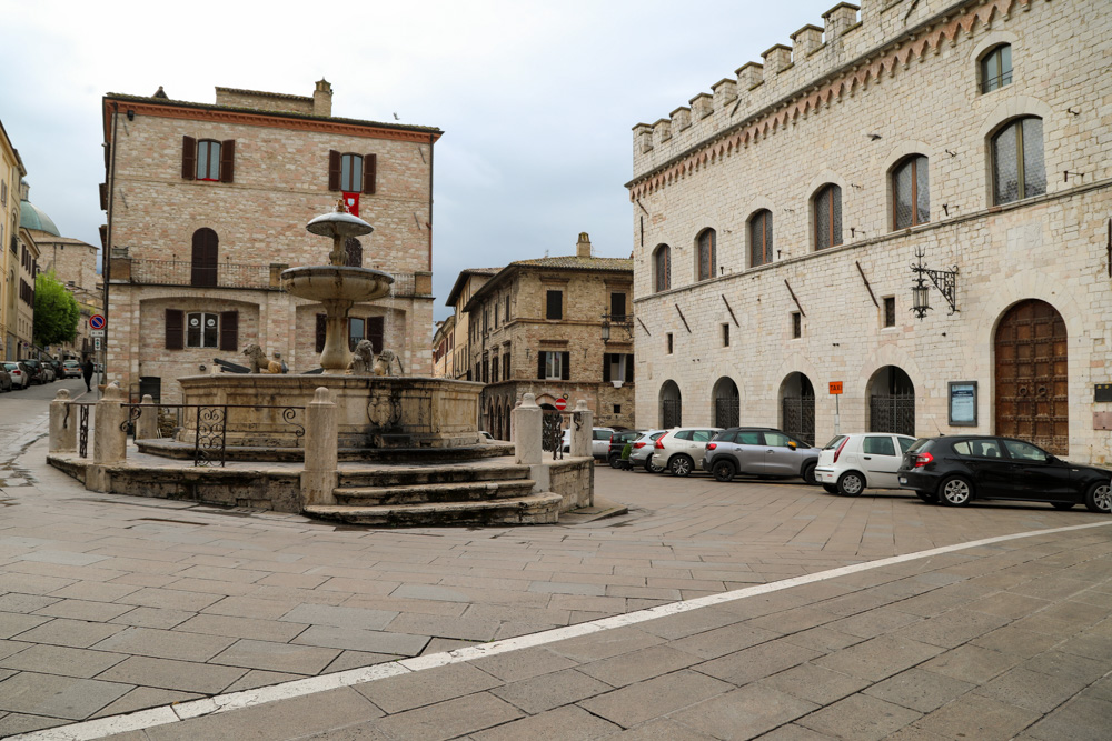 Piazza del Comune di Assisi © A. Rossi, Camaleo S.r.l. (Rm) in collaborazione con il Comune di Assisi u2013 Ufficio Turismo e su gentile concessione della Provincia Serafica di San Francesco dei Frati Minori dellu2019Umbria (Italia)