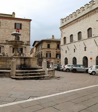 Piazza del Comune di Assisi © A. Rossi, Camaleo S.r.l. (Rm) in collaborazione con il Comune di Assisi u2013 Ufficio Turismo e su gentile concessione della Provincia Serafica di San Francesco dei Frati Minori dellu2019Umbria (Italia)