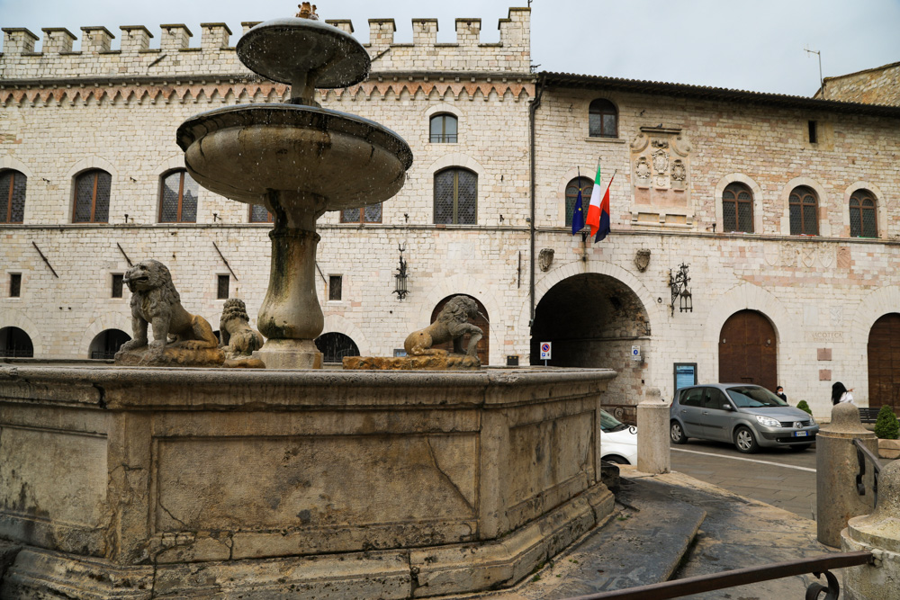 Piazza del Comune di Assisi © A. Rossi, Camaleo S.r.l. (Rm) in collaborazione con il Comune di Assisi u2013 Ufficio Turismo e su gentile concessione della Provincia Serafica di San Francesco dei Frati Minori dellu2019Umbria (Italia)