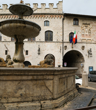 Piazza del Comune di Assisi © A. Rossi, Camaleo S.r.l. (Rm) in collaborazione con il Comune di Assisi u2013 Ufficio Turismo e su gentile concessione della Provincia Serafica di San Francesco dei Frati Minori dellu2019Umbria (Italia)