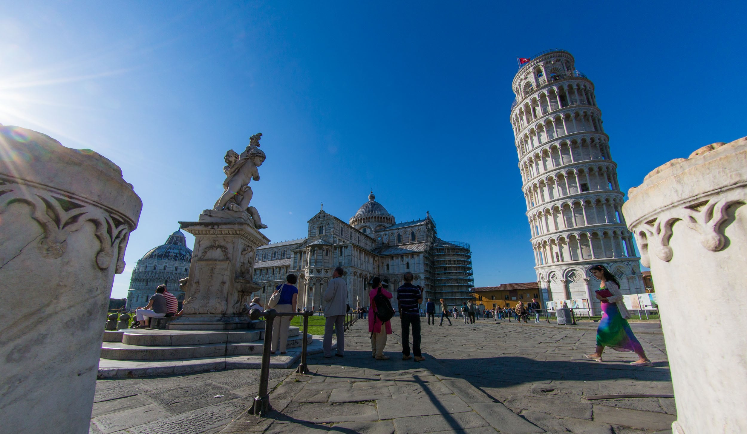 Pisa La Fontana dei Putti con il Battistero, il Duomo e la Torre © A. Cambone, R. Isotti - Homo Ambiens / Touring Club Italiano