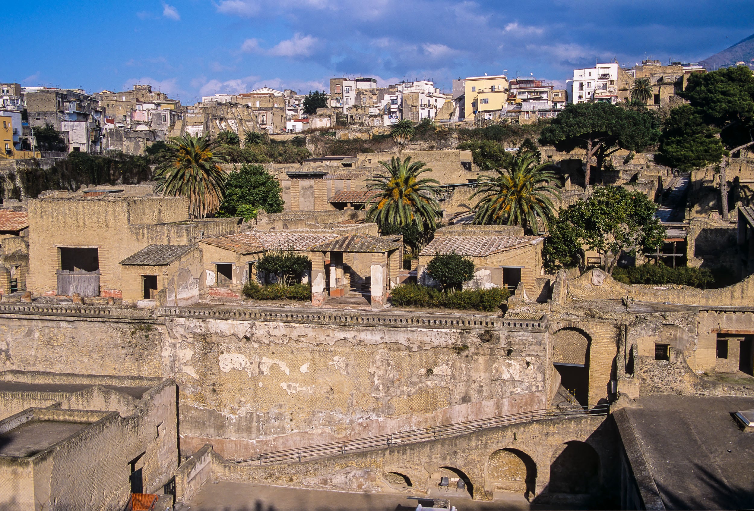 Veduta degli scavi di Ercolanon © A.Cambone, R.Isotti u2013 Homo ambiens/Touring Club Italiano